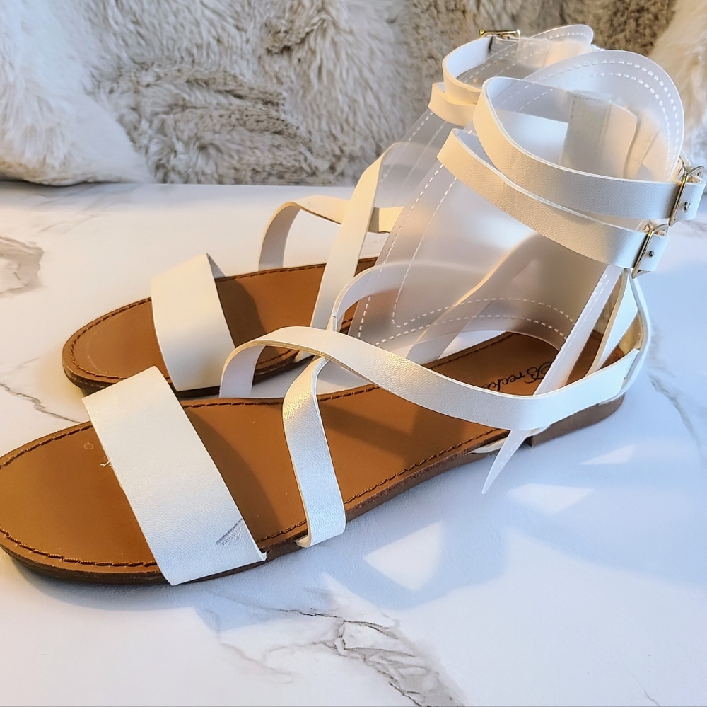 BRECKELLE'S WHITE, GLADIATOR SANDALS, SZ 7.5